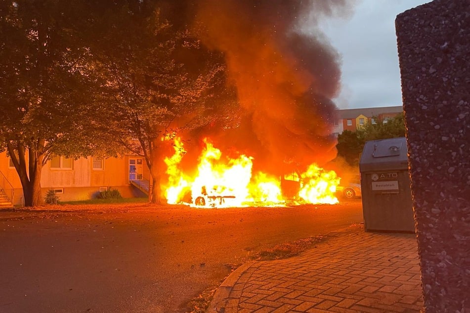 Das Fahrzeug stand lichterloh in Flammen.