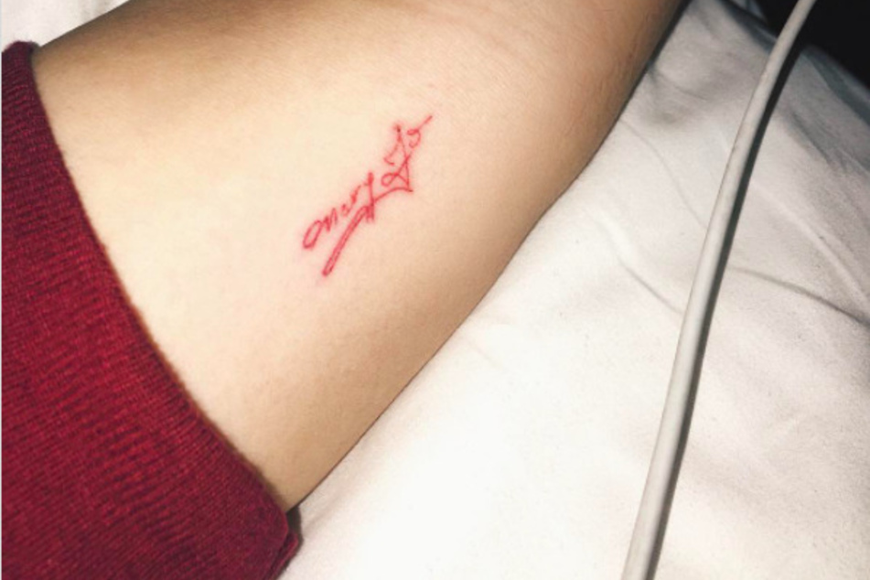 Kylie showed off her tattoo reading "Mary Jo" on Instagram. She captioned the photo: "grandmothers name in my grandfathers handwriting."