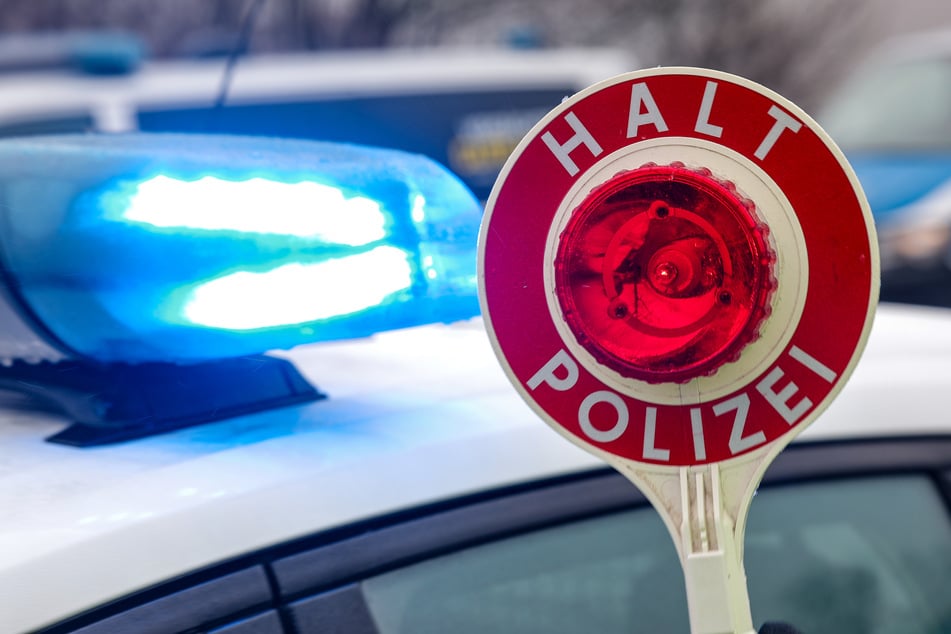 Die Polizei musste in der Nacht auf Donnerstag einen Autofahrer jagen. (Symbolbild)