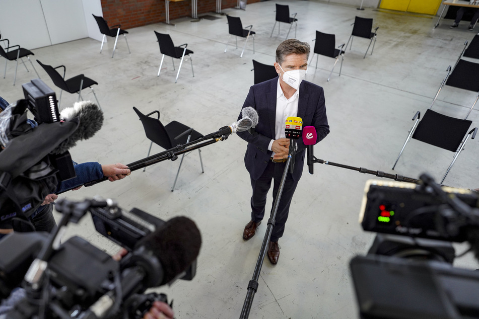 Heiner Garg (FDP), Gesundheitsminister von Schleswig-Holstein, spricht bei der Vorstellung der Impfstraße in einem künftigen Corona-Impfzentrum in den Messehallen der Messe Husum.