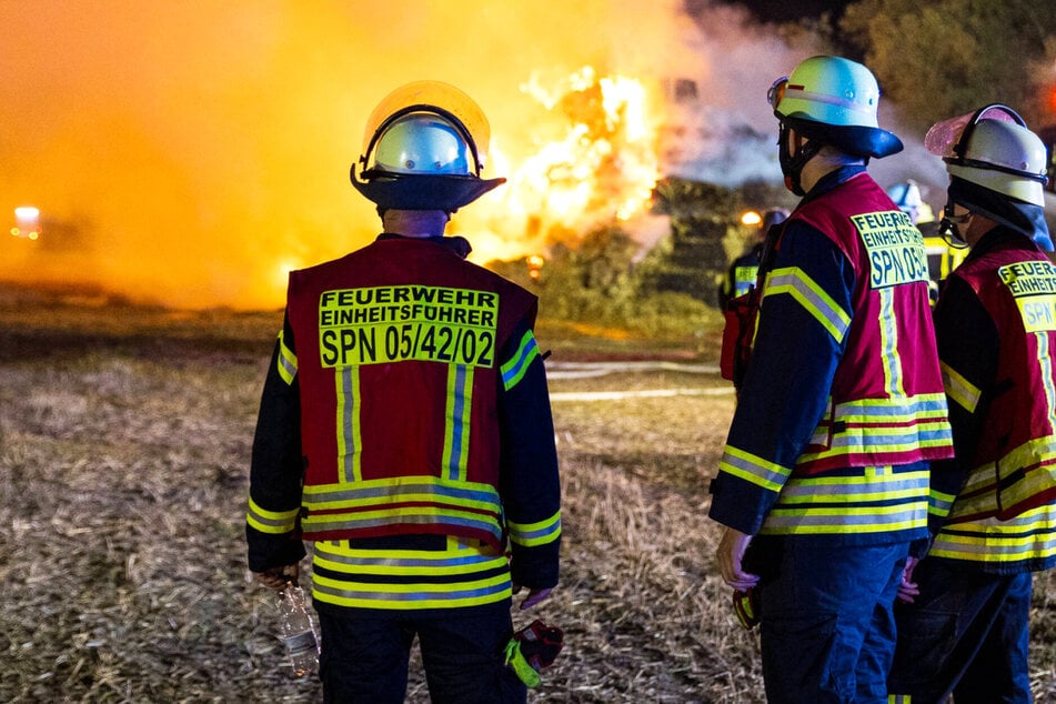 500 Heuballen brennen lichterloh: Bauern packen mit an
