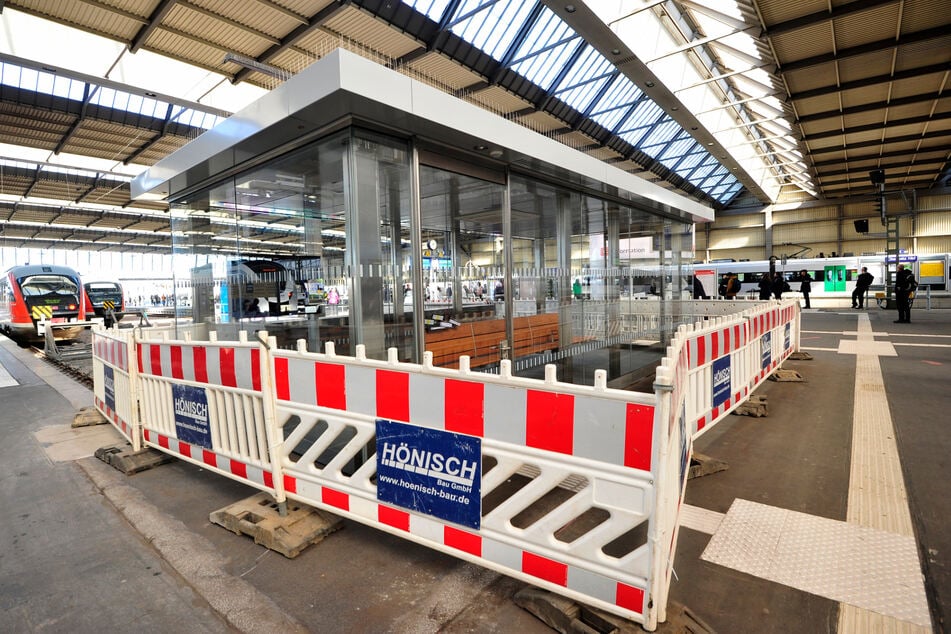 Der Glaspavillon zwischen den Gleisen 8 und 9 auf dem Chemnitzer Hauptbahnhof ist fast fertig.