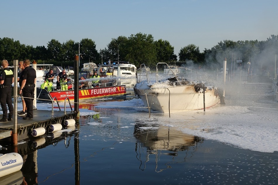 Die Feuerwehr war bis in die Nacht hinein mit dem Löschen der Flammen beschäftigt.