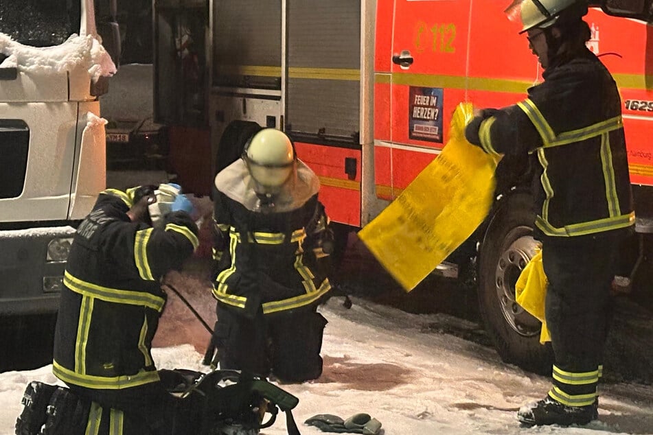 Hamburg: Säure-Alarm in Hamburg: Feuerwehr rückt zu Chemie-Einsatz aus