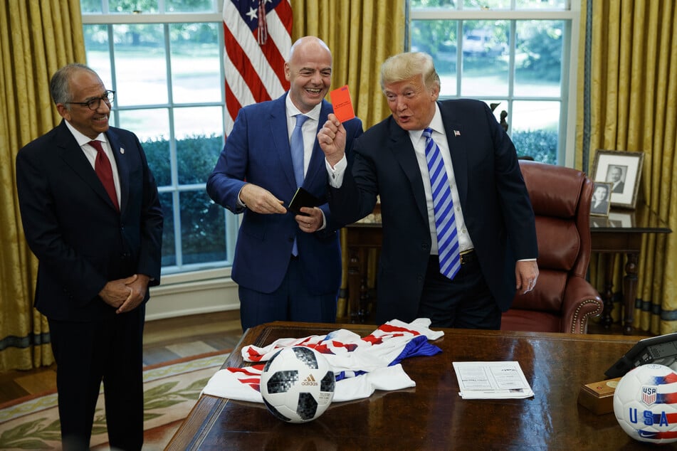 Carlos Cordeiro (70, l.), hochrangiger FIFA-Berater und Vertrauter von Gianni Infantino (56, M.), reicht aus Protest gegen die Investoren-Pläne seinen Rücktritt ein. (Archivbild)