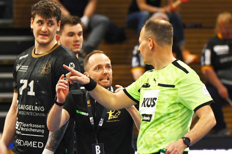 Trotz aller Emotionen: André Haber (39, M.) trifft im Gespräch mit den Unparteiischen den richtigen Ton.