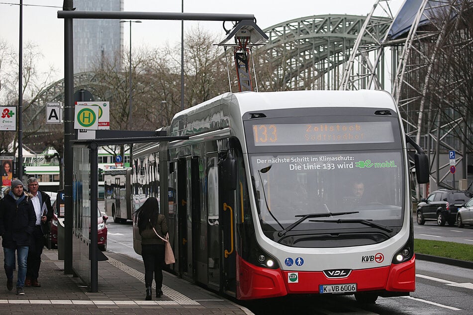 Im vierten Quartal 2021 sind in Nordrhein-Westfalens laut Statistik 445,1 Millionen Fahrgäste im Nahverkehr befördert worden.