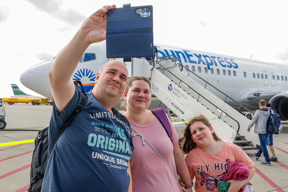 Urlaubsreifes Selfie vorm Abheben: Tobias (38), Franziska (35) und Lea Dahms (9) sind aus Lehnin zum Flughafen nach Leipzig angereist.