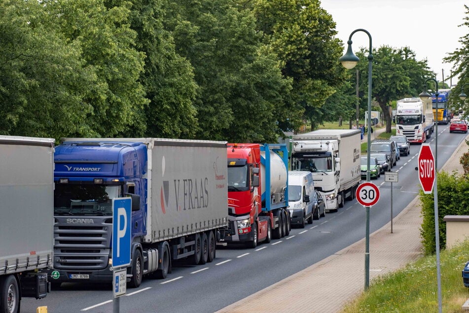 Die Nossener Straße in Wilsdruff im Juni 2021. Dieser Anblick soll nun Geschichte sein.