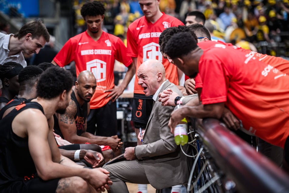 Niners-Coach Rodrigo Pastore (52) war sauer auf seine Spieler, als er eine Auszeit nahm.