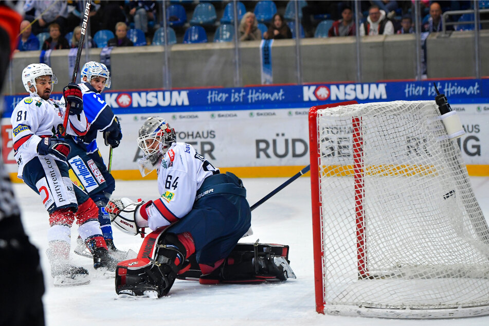 Matej Mrazek (2.v.l) hatte nach einem Konter das 2:2 erzielt.