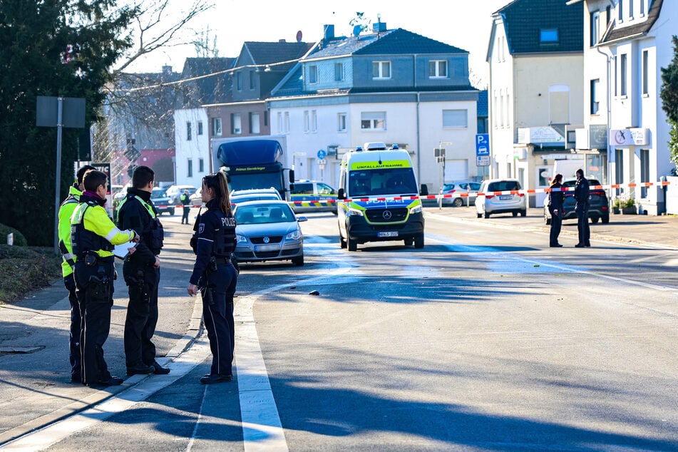 In Solingen ist ein Fußgänger von einem Auto erfasst worden.