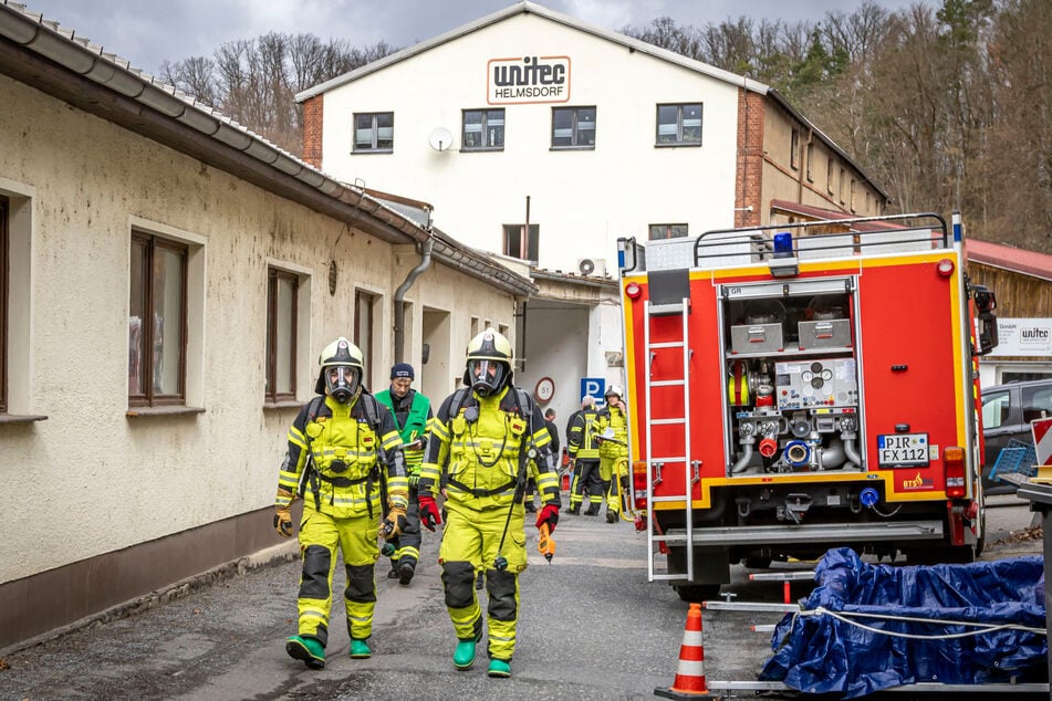 In dem Betrieb an der Fabrikstraße in Helmsdorf (bei Stolpen) war am Dienstagmorgen ein Brand ausgebrochen.