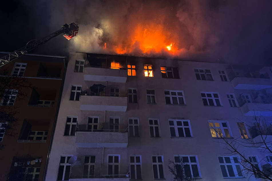 Die Flammen haben aus der Wohnung im obersten Geschoss des Mehrfamilienhauses in der Amsterdamer Straße auf den Dachstuhl übergegriffen.