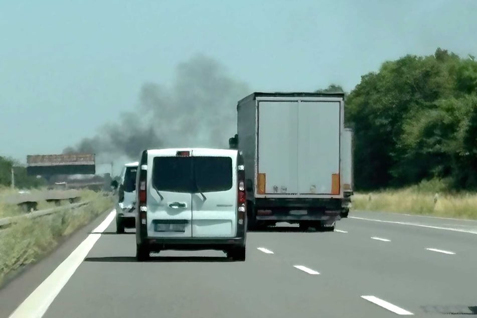 Eine dichte Rauchsäule stand am Freitag über der A14 in Höhe Schkeuditz.