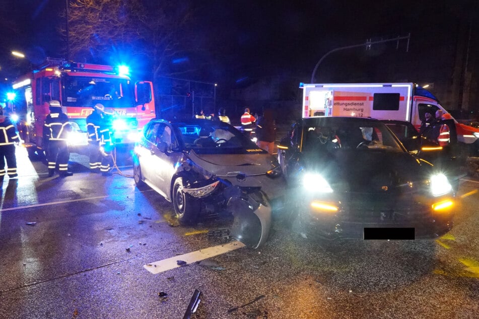 Autofahrer (18) flüchtet vor Polizei: Zwei Menschen bei Unfall verletzt