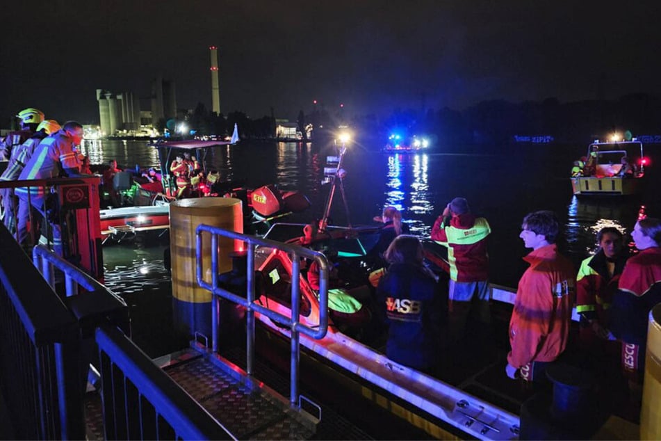 Die Einsatzkräfte haben die Spree mit insgesamt acht Rettungsboten abgesucht.