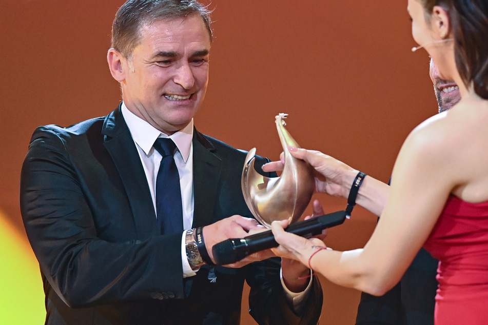 Da freute sich Trainer Stefan Kuntz (58): Im Sport ging die Goldene Henne an die U21-Fußballnationalmannschaft.