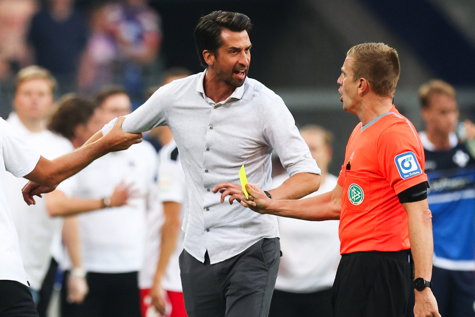 Reichlich Emotionen: HSV-Vorstand Jonas Boldt (40, l.) legt sich mit Referee Robert Schröder (36) an, sieht kurz darauf die Rote Karte.