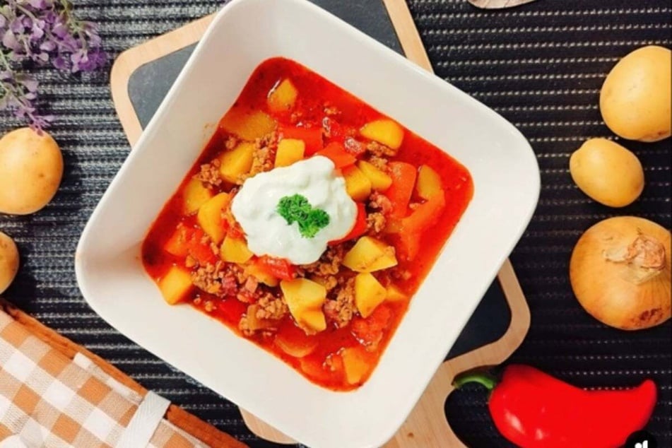 Der Bauerntopf mit frischen Zutaten und Gewürzen schmeckt unglaublich lecker und ist schnell zubereitet.