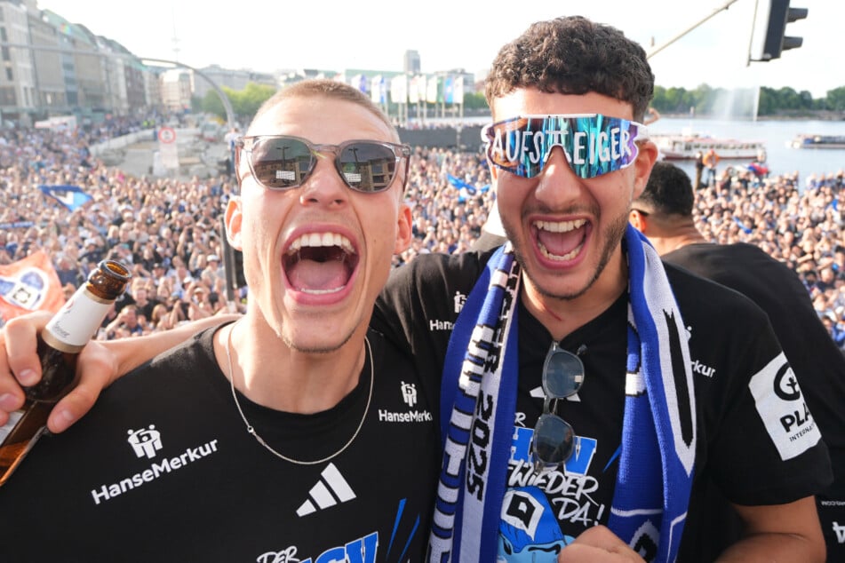 HSV-Aufstiegsheld Daniel Elfadli (28, r.) hat seinen Vertrag bei den Rothosen vorzeitig verlängert.
