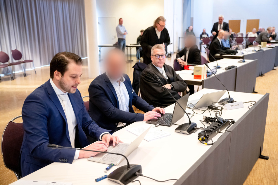 Die Angeklagten sitzen vor Prozessbeginn in der vom Landgericht Oldenburg genutzten Weser-Ems-Halle.