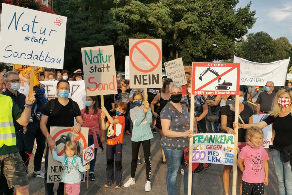 Die Anwohner von Königshain-Wiederau demonstrieren heute wieder ab 18 Uhr gegen den geplanten Sand- und Kiesabbau in ihrer Gemeinde.