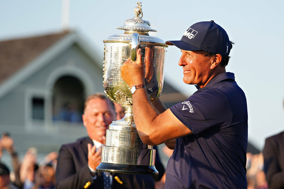 Phil Mickelson lifting the Wanamaker Trophy.