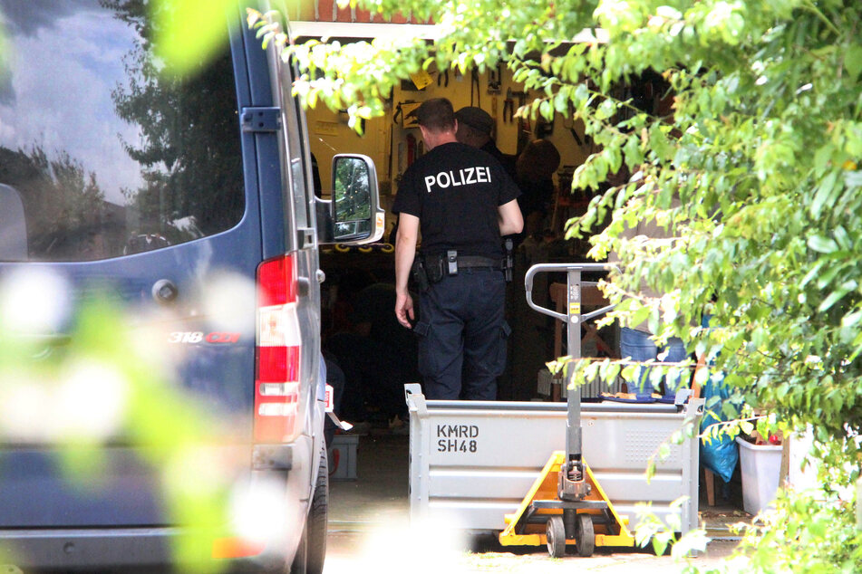 Die Polizei ist bei einer Razzia im Einsatz (Archivbild).