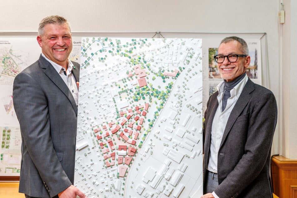 Ottendorf-Okrillas Bürgermeister Rico Pfeiffer (51, l., parteilos) hat gut Lachen, Architekt Manuel Bäumler (54) ebenso.