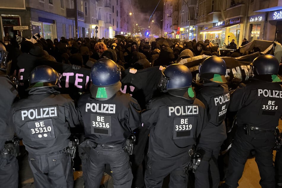 Nach Angaben der Berliner Polizei war die Lage rund 45 Minuten nach Beginn der Demo ruhig.