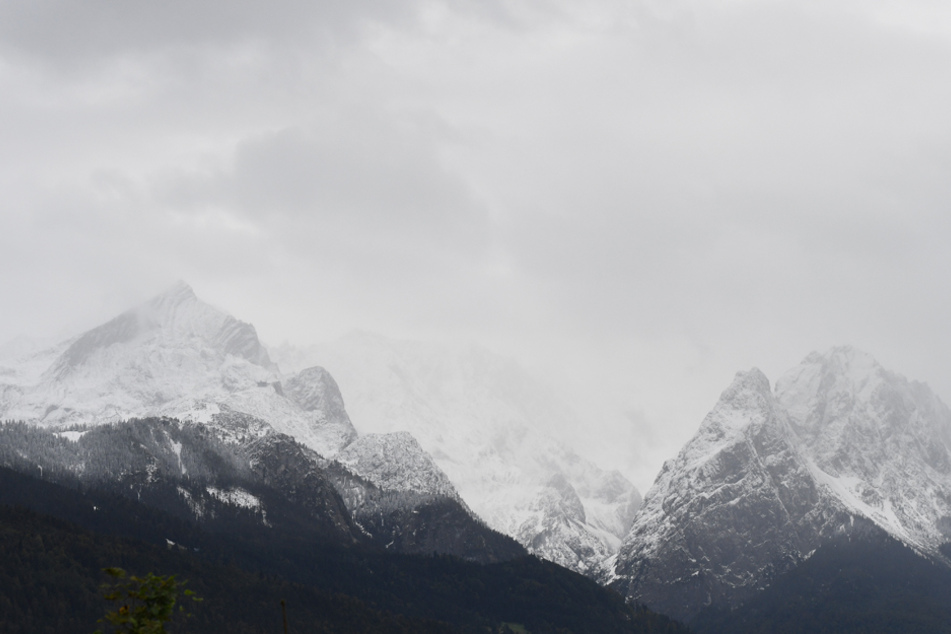 Am Wochenende dürfen sich die Bayern auch auf Nebel und Schnee einstellen. (Archiv)