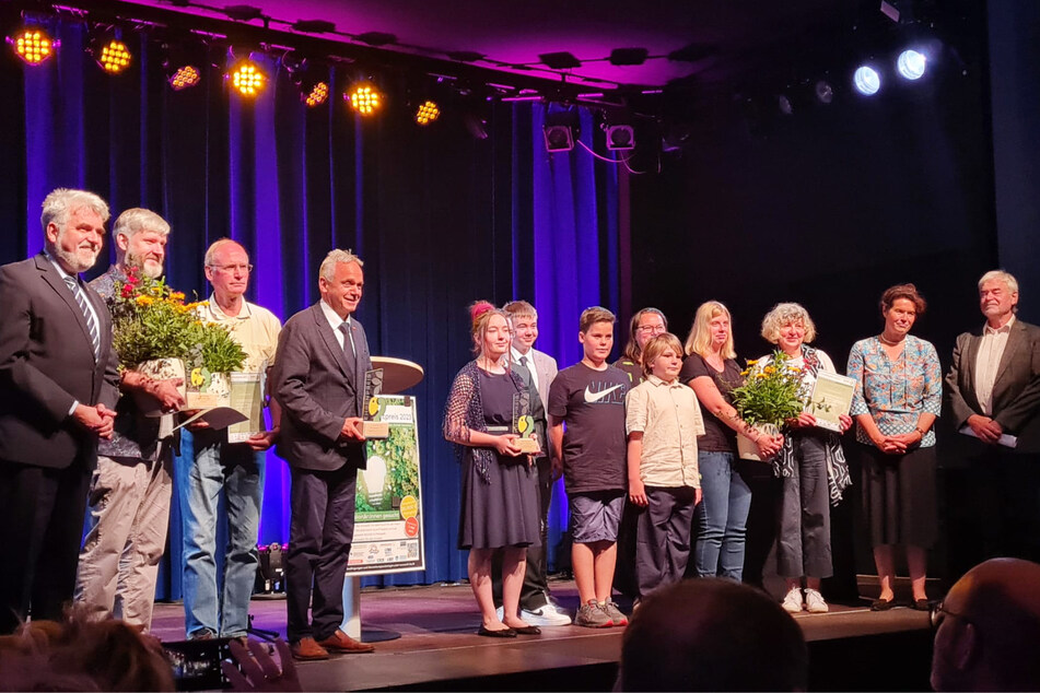 Die drei Gewinner der Umwelt-Ehrenpreise gemeinsam mit Minister Prof. Dr. Willingmann (SPD, 60, l.), Dr. Willy Boß (r.) und Dr. Nele Herkt (2. v.r.).