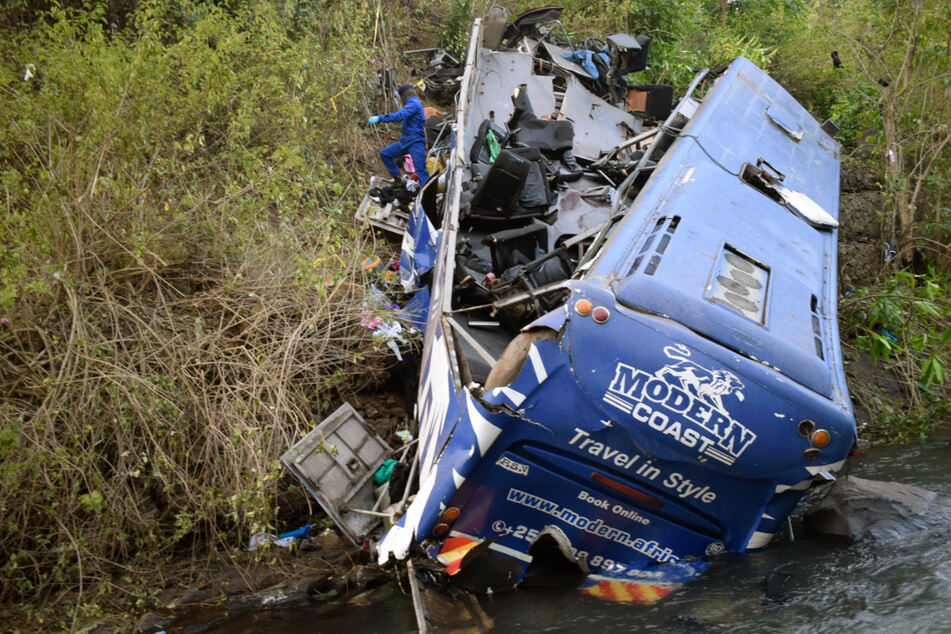 Bus rammt Geländewagen und stürzt in Fluss: 33 Tote!