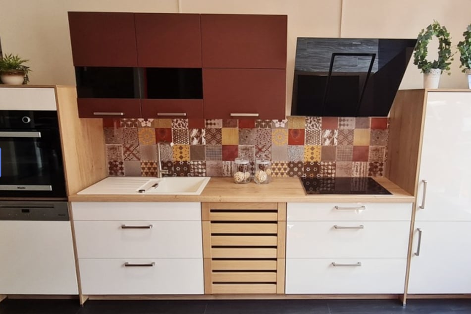 Mit der Nobilia-Küchenzeile "Flash" in Magnolia und Rostrot steht dem Familienessen an Heiligabend nichts mehr im Weg.