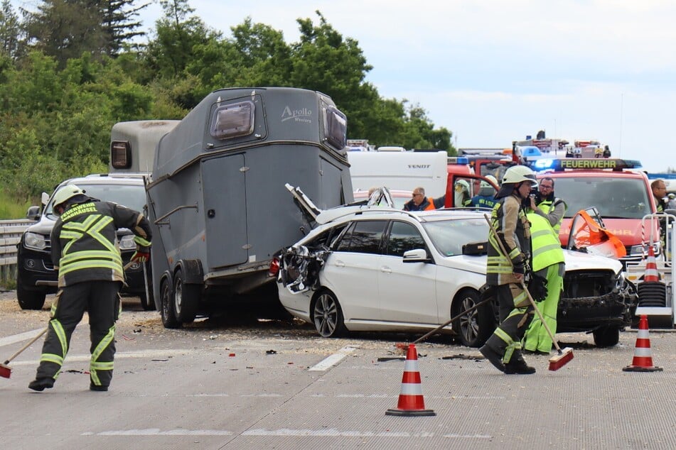 Einsatzkräfte der Feuerwehr haben mit der Reinigung der Fahrbahn alle Hände voll zu tun.