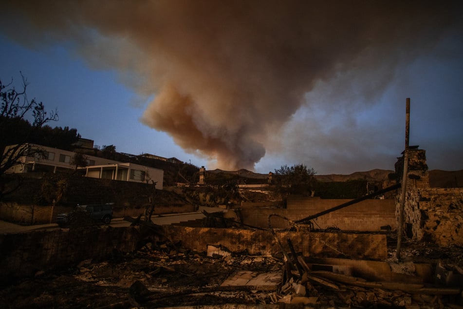 Los Angeles residents warned to stay inside as wildfires turn air toxic