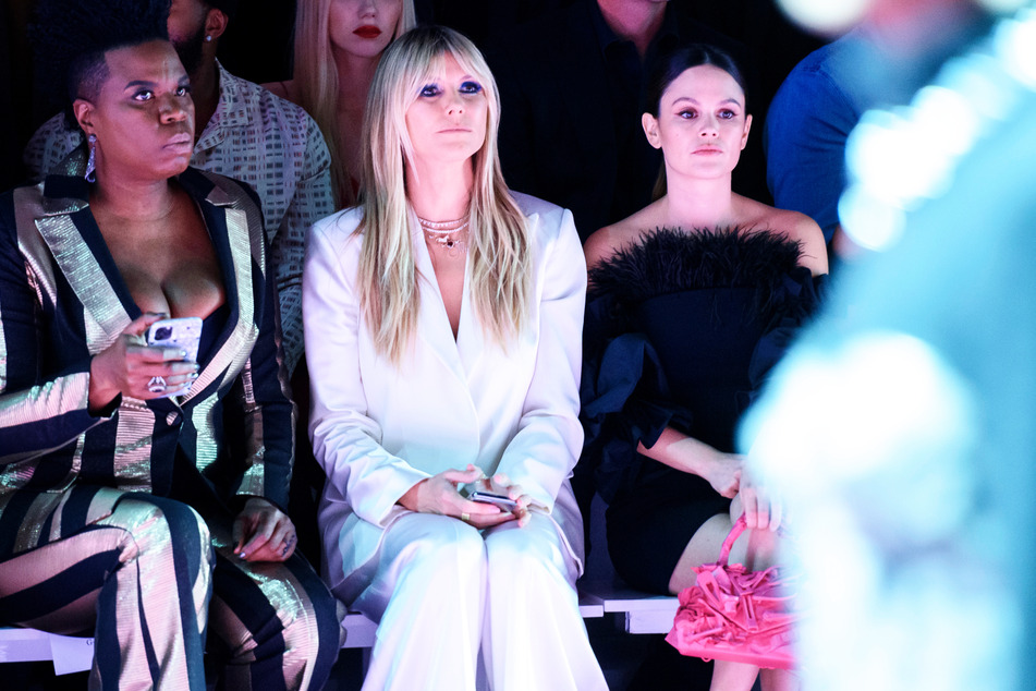 Heidi Klum (m.) und Rachel Bilson (r.) verfolgen die Präsentation einer Kollektion von Christian Siriano auf der Fashion Week New York im Februar. (Archivbild)