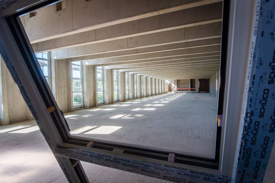 Große Fenster sorgen im Inneren des Gebäudes für ausreichend Licht.