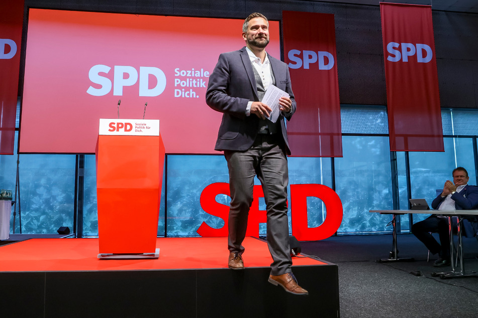 Martin Dulig, langjähriger Vorsitzender der Sachsen-SPD, verlässt nach seiner Abschiedsrede das Podium auf dem Landesparteitag.