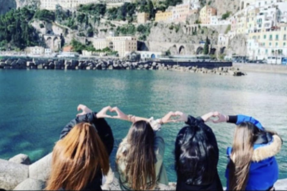 Freundinnen machen im Urlaub Gruppenfoto: Dieses Detail entdecken sie aber zu spät