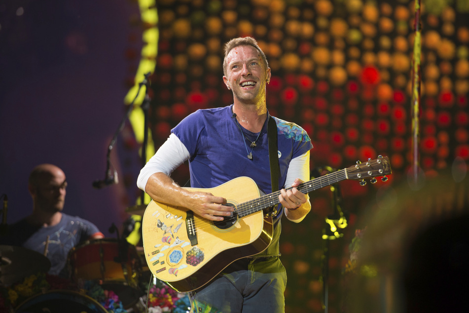 Chris Martin, Sänger der Band Coldplay, steht bei einem Konzert im Metlife Stadium auf der Bühne. Ein Konzert der Band wird ebenfalls gestreamt.