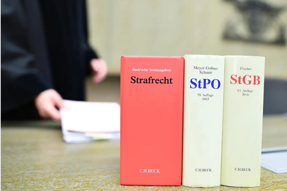 Tochter (8) zum Sex angeboten: Mutter vor Gericht