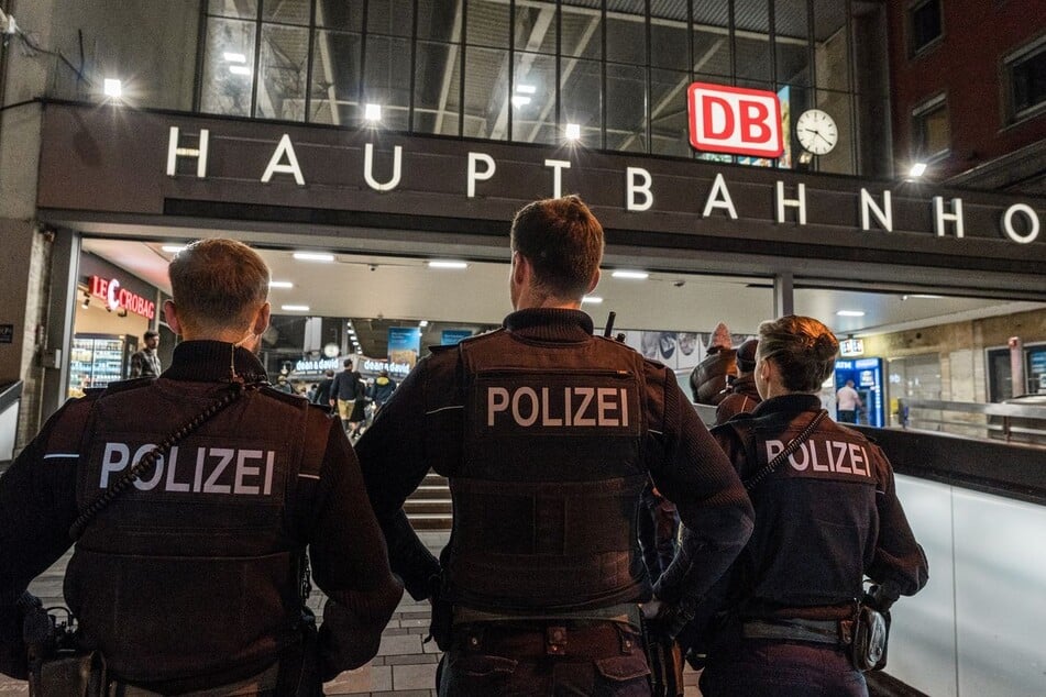 Beim Anblick einer bewaffneten Frau (30) reagierten die Bundespolizisten sofort. (Symbolbild)