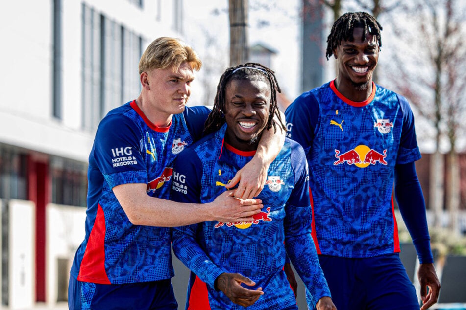 Tauschen ihre Rückennummern: Conrad Harder (21, l.) und Johan Bakayoko (23, M.).