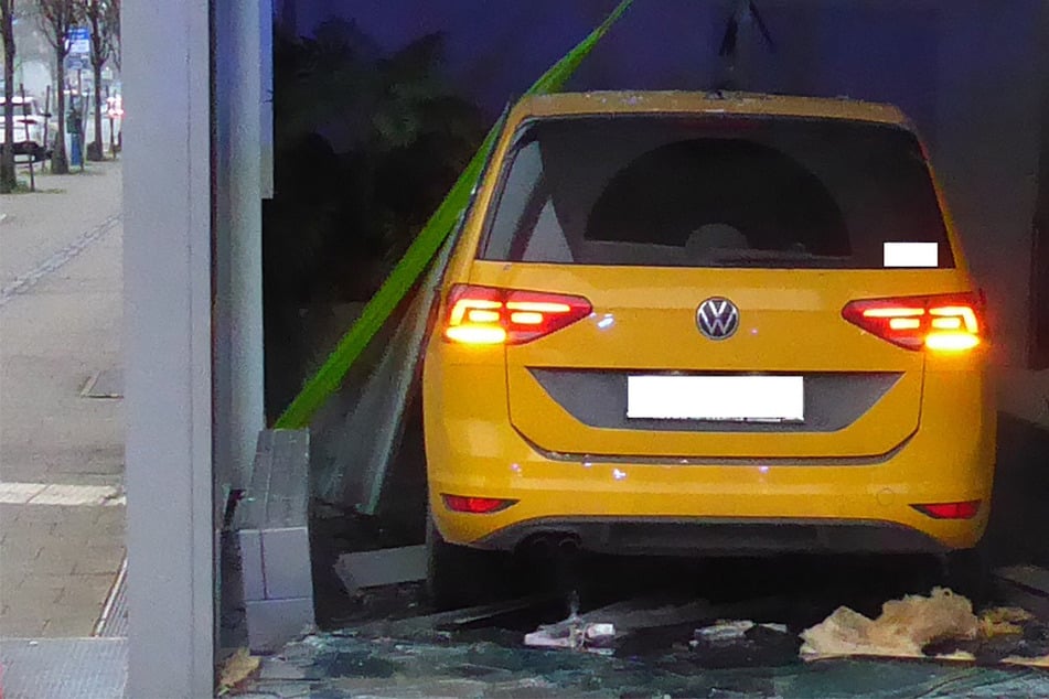 Eingang komplett zerstört: Mann kracht mit VW ins Kasseler Finanzamt