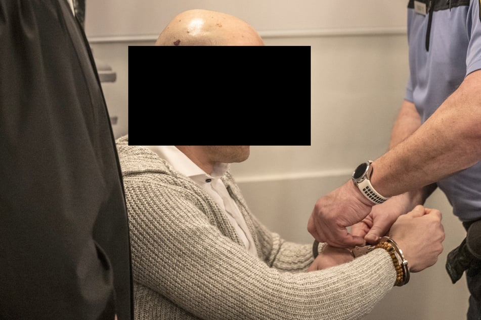 Dem Angeklagten René K. (39) werden Handschellen angelegt.