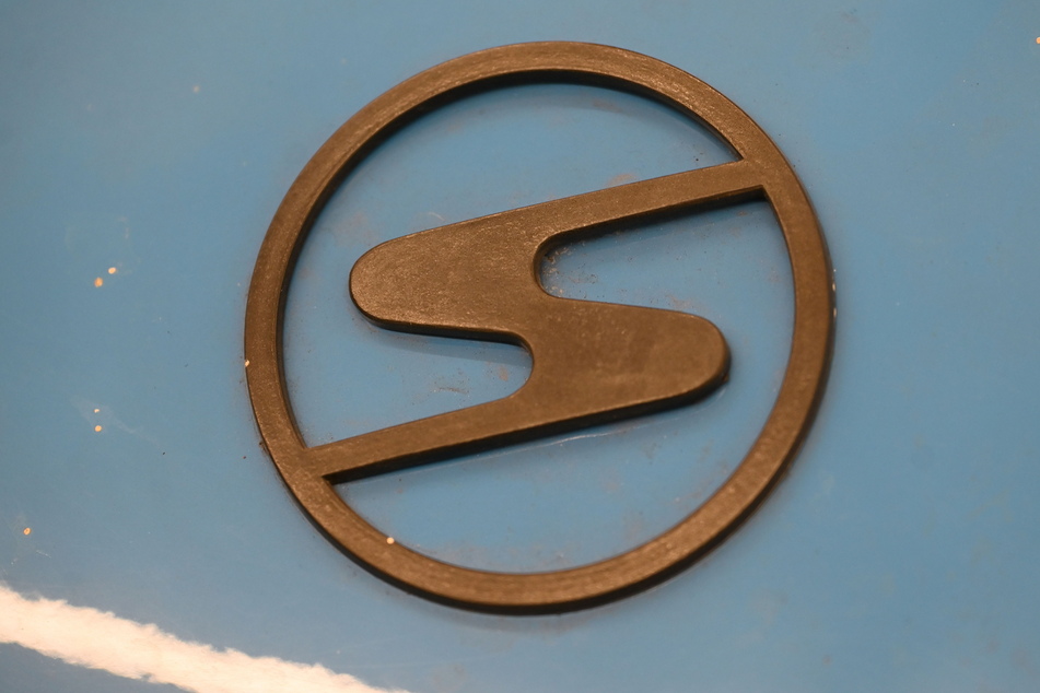 Das Logo des VEB Sachsenring Automobilwerk Zwickau. Dort wurde die legendäre Pappe zusammengebaut.