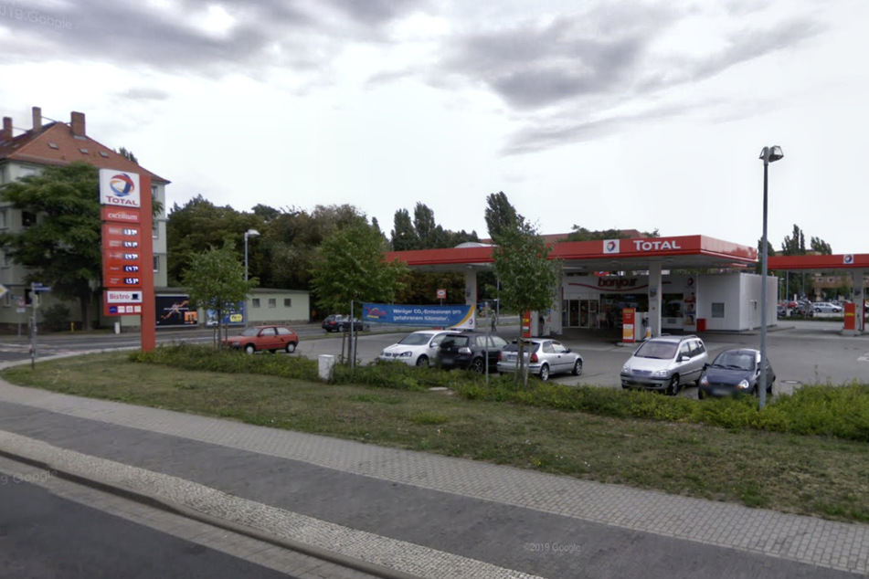 An dieser Total-Tankstelle in der Rackwitzer Straße wurde am Donnerstagmorgen ein Mitarbeiter von einem Unbekannten mit einer Waffe bedroht. Erbeuten konnte er nichts, doch das Opfer stand unter Schock.
