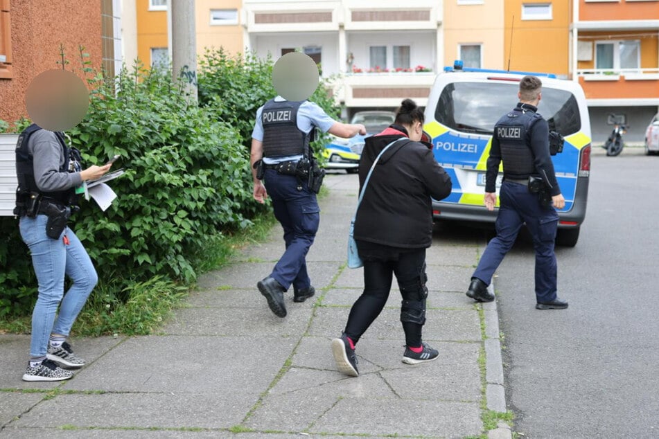 Vier Männer im Alter zwischen 36 und 43 Jahren sowie eine 41-jährige Frau wurden zur Vernehmung auf das Polizeirevier der Bundespolizei gebracht.